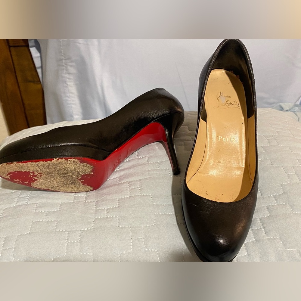 Looking for some used CL red bottoms 37.5 authentic!  I got you! 🔥